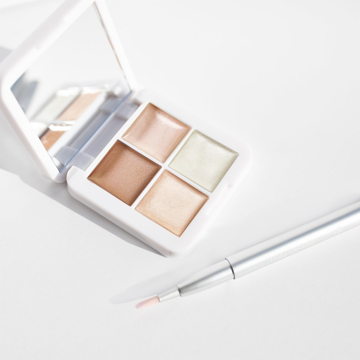 Living Luminizer Glow Quad Mini Radiant Highlighter for a Natural Looking Glow